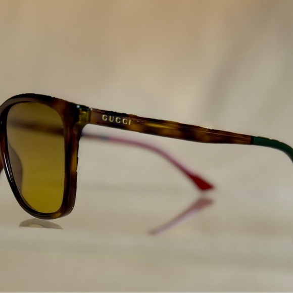 Gucci Tortoise shell Sunglasses for Women. - Picture 2 of 7